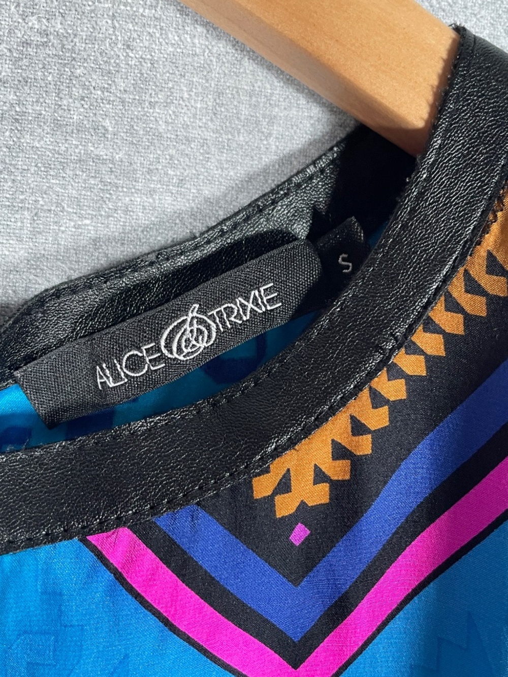 Alice & Trixie Silk Chevron Dress S Neon Pink Blue Zig Zag Leather Trim Mini - Picture 2 of 9
